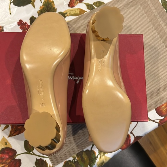Salvatore Ferragamo Capua 55 round toe gold heel with gold studs on bow - Picture 6 of 10